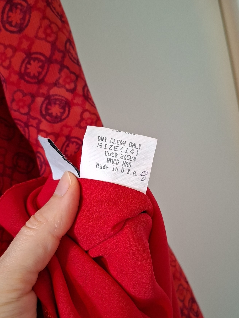 Vintage Y2K Laundry by Shelli Segal Red Maxi Velvet Strap Batik Dress (US 14) - Picture 11 of 11
